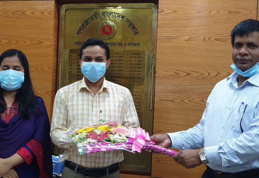 নাটোরে করোনা জয়ী এসিল্যান্ডকে ডিসির ফুলেল শুভেচ্ছা