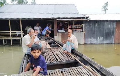 নাটোরে রাস্তা-গ্রাম প্লাবিত, নৌকায় যাতায়াত বাড়ছে