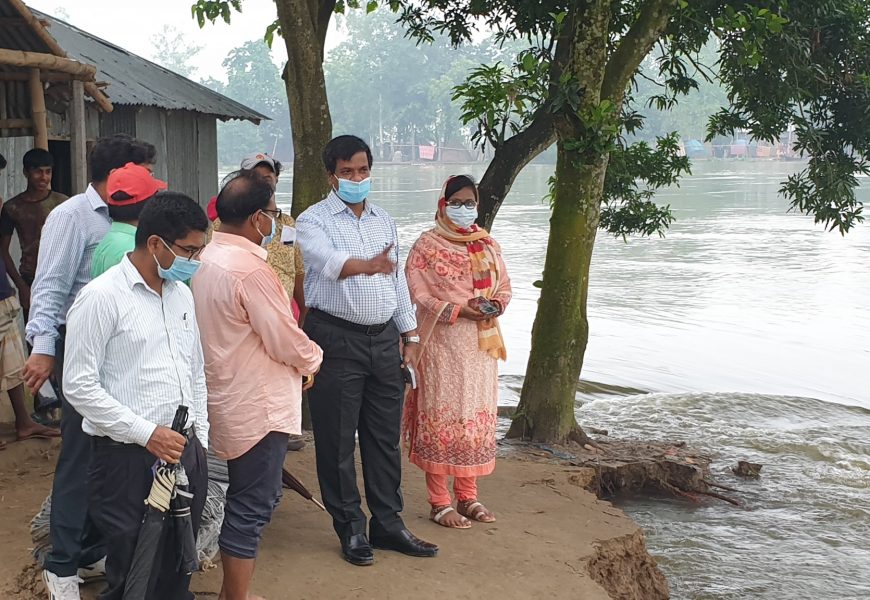 নাটোরে বন্যাদুর্গত এলাকায় ভাঙ্গন রোধে ডিসির নির্দেশ