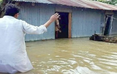 নাটোরে পানিতে নেমে বন্যাদুর্গতদের খোঁজ নিলেন পলক