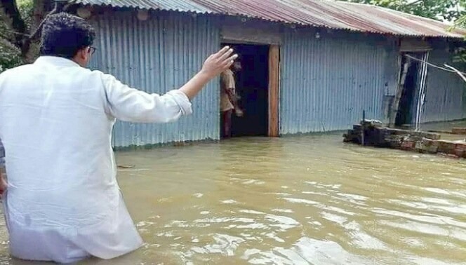 নাটোরে পানিতে নেমে বন্যাদুর্গতদের খোঁজ নিলেন পলক