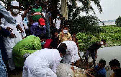 নাটোরে ভাঙ্গা বাঁধ মেরামতে অংশ নিলেন পলক