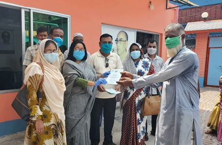 নাটোর পৌরসভায় ভাতার ৫৮৪টি কার্ড বিতরণ