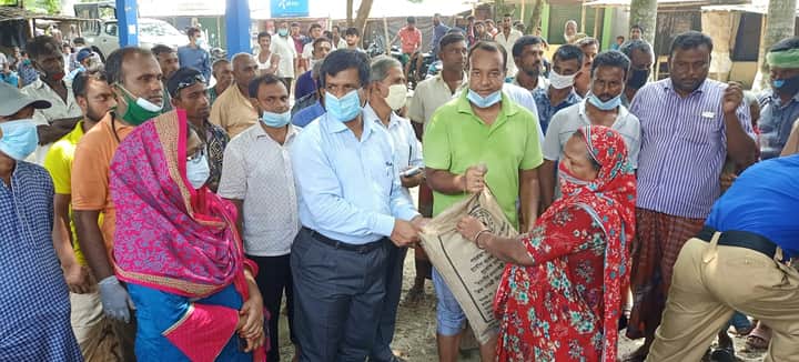 নাটোরে আশ্রয়কেন্দ্র ঘুরে বন্যার্তদের ত্রাণ দিলেন ডিসি