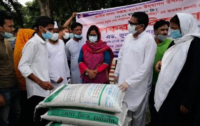 নাটোরের সিংড়ায় ২৫ চাষীকে মাছের খাদ্য বিতরণ