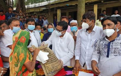 নাটোরে পলক, ‘বানভাসী মানুষের খাবারের কষ্ট থাকবে না’ 