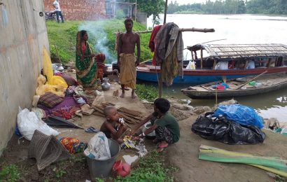 নাটোরে ‘নিয়তির কাছে’ জীবন সঁপে ‘নদীর কাছে’ বাস!