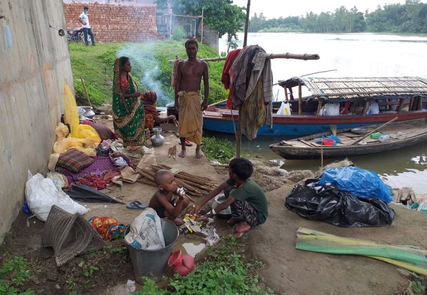 নাটোরে ‘নিয়তির কাছে’ জীবন সঁপে ‘নদীর কাছে’ বাস!