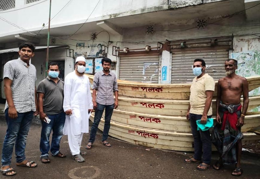 নাটোরে সিংড়া পৌরবাসীর চলাচলে ১০টি নৌকা দিলেন পলক