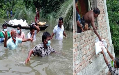 নাটোরে ‘বুক পানি মাড়িয়ে’ বানভাসীদের ত্রাণ দিচ্ছেন মেয়র!