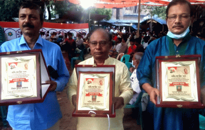 বঙ্গবন্ধু হত্যার প্রতিবাদকারী গুরুদাসপুরের ৩ বন্ধুকে ৪৫ বছর পর সম্মাননা জানালো পৌর আ’লীগ