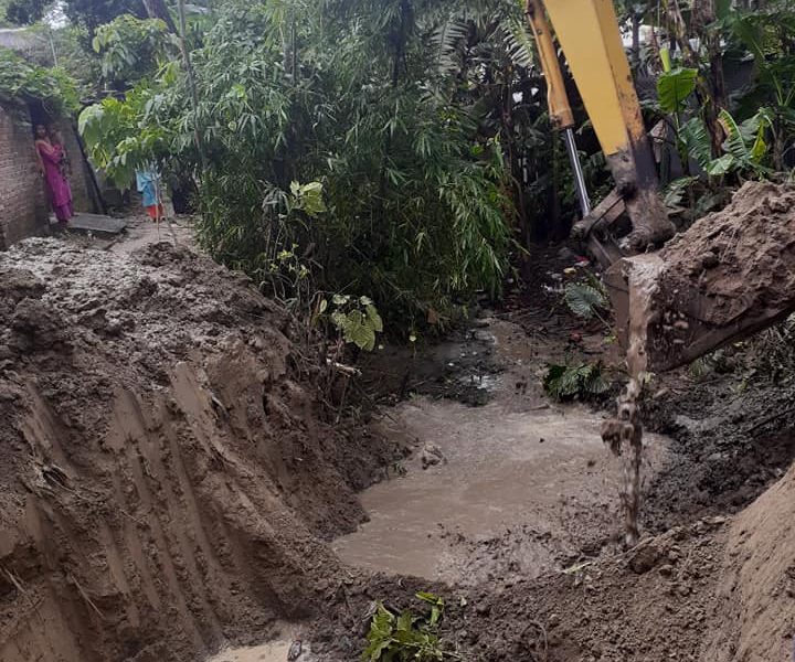 নাটোরে ৫০০ একর জমির জলাবদ্ধতা নিরসনে খালে রাস্তার বাঁধ অপসারণ