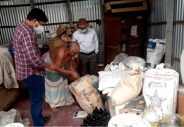 নাটোরে ভেজাল হেয়ার টনিক কারখানায় সিলগালা সহ ২ লাখ টাকা জরিমানা