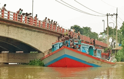 নাটোরের সিংড়ায় ব্রীজের সাথে বালি বোঝাই ট্রলারের ধাক্কায় ক্ষতির আশংকা ॥ উপজেলা প্রশাসনের নিষেধাজ্ঞা জারি