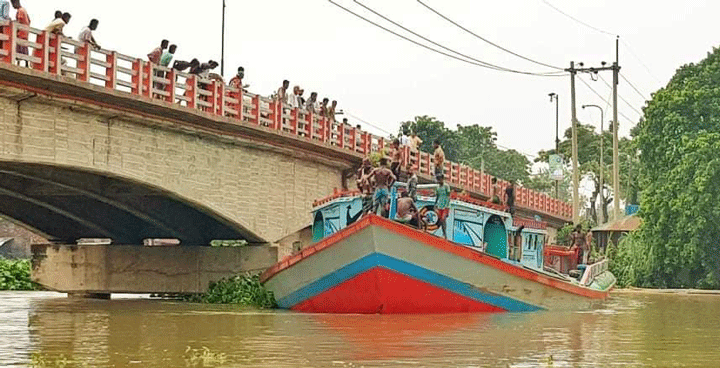 নাটোরের সিংড়ায় ব্রীজের সাথে বালি বোঝাই ট্রলারের ধাক্কায় ক্ষতির আশংকা ॥ উপজেলা প্রশাসনের নিষেধাজ্ঞা জারি