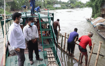 গুরুদাসপুরে আত্রাই নদী থেকে ৫টি সোঁতি জালের বাঁধ অপসারন