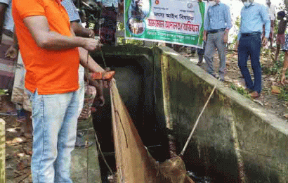 নলডাঙ্গায় স্লুইস গেইটে বসানো সোঁতি জাল অপসারন