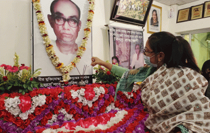 বাবা সাবেক এমপি শংকর চৌধুরীর প্রয়ান দিবসে শ্রদ্ধা জানালেন মেয়র জলি