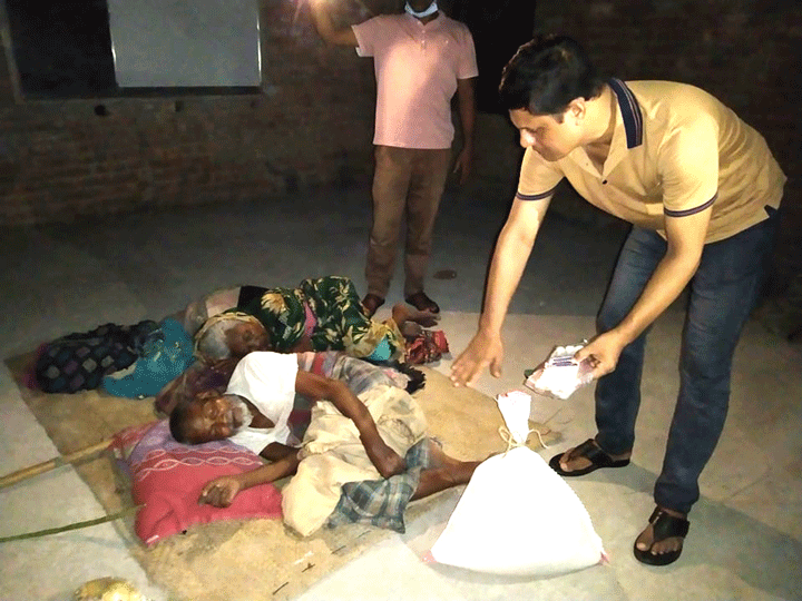 গুরুদাসপুরে ৭০ বছরের বৃদ্ধ দম্পতিকে উদ্ধার করলেন থানার ওসি