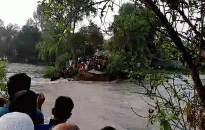 সিংড়ায় এবার পানির চাপে ভেঙ্গে গেলো শোলাকুড়া সড়ক