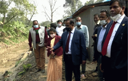 বাগাতিপাাড়ায় সরকারী কর্মকর্তাদের সাথে রাজশাহী বিভাগীয় কমিশনারের মতবিনিময়সহ বিভিন্ন প্রকল্প পরিদর্শন