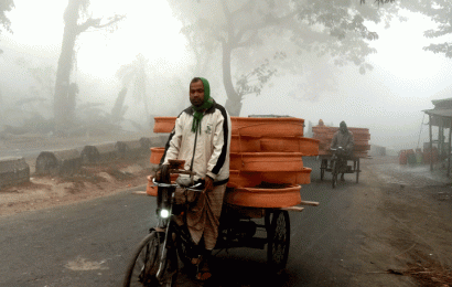 লালপুরে ঘনকুয়াশা ও শীতে বিপর্যস্ত জনজীবন