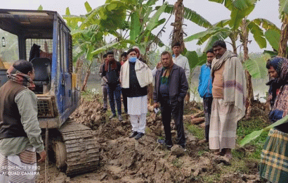 লালপুরে অবৈধ পুকুর খনন বন্ধ করলেন উপজেলা চেয়ারম্যান ইসাহাক