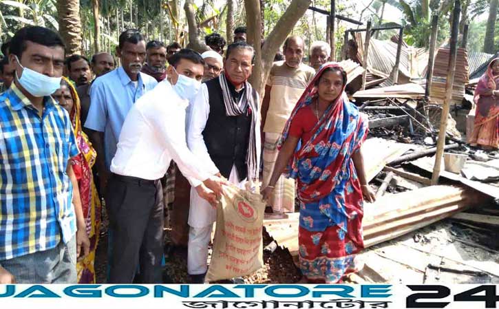 নলডাঙ্গায় আগুনে পুড়ে ছাই আদিবাসীদের ৩ টি  বসত ঘর