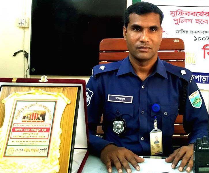 বাগাতিপাড়া থানার ওসি পেলেন সম্মাননা