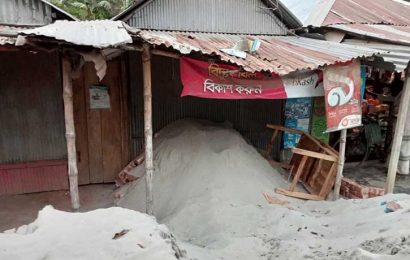 বড়াইগ্রামে আ’লীগ নেত্রীর বিরুদ্ধে ব্যবসায়ীর দোকান লুটের অভিযোগ