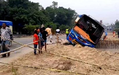 নাটোরে বাস চাপায় স্কুল শিক্ষক সহ দুই পথচারি নিহত