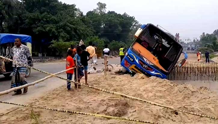 নাটোরে বাস চাপায় স্কুল শিক্ষক সহ দুই পথচারি নিহত