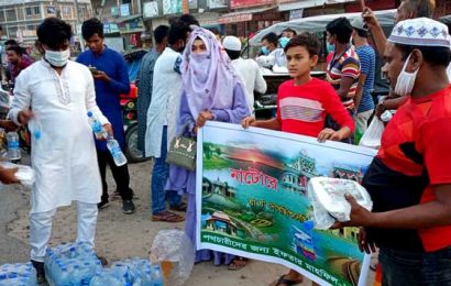 নাটোরে ছাত্রছাত্রীদের ফেসবুক গ্রুপ পাঁচশ পথচারীকে ইফতার দিলেন