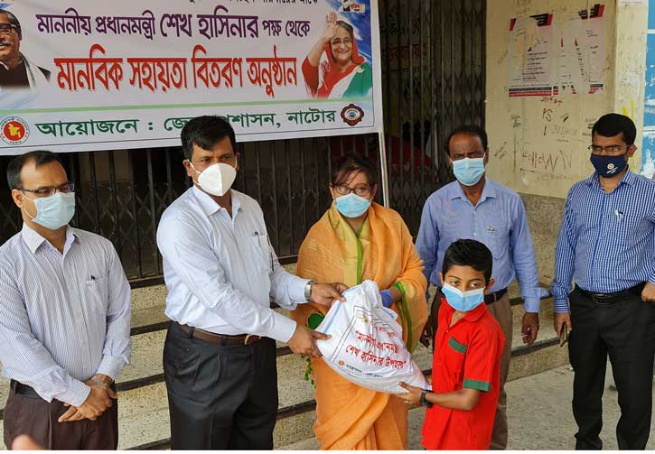 নাটোরে সুবিধাবঞ্চিত শিশু ও কুলিদের মাঝে প্রধানমন্ত্রীর মানবিক সহায়তা প্রদান