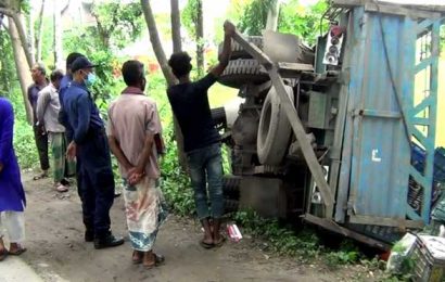 আম বোঝাই ট্রাকের গাছের সাথে ধাক্কায় ব্যবসায়ী নিহত