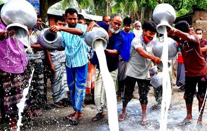 সিংড়ায় দুধ মাটিতে ফেলে প্রতিবাদ