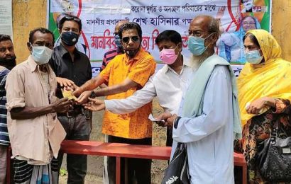 বনপাড়া পৌরসভার ৪’শ দুস্থকে অর্থ সহায়তা প্রদান