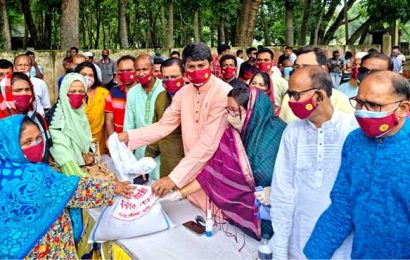 করোনায় কর্মহীন ও দুস্থ ৩শ জনকে খাদ্য সহায়তা দিলেন এমপি শিমুল