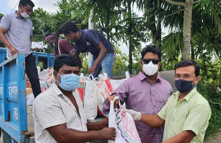 বড়াইগ্রাম পৌরসভায় দরিদ্রদের মাঝে চাল বিতরণ