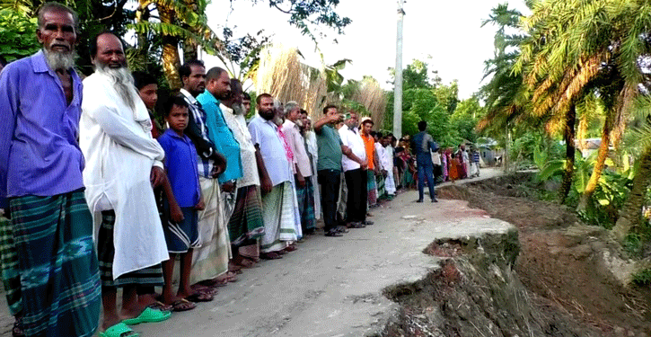 বড়াইগ্রামে ভাঙ্গা সড়ক নির্মানের দাবীতে মানববন্ধন