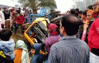 নাটোরে ট্রেন-মিনি ট্রাক সংঘর্ষে ৪ ঘন্টা ট্রেন চলাচল বন্ধ॥ হতাহত নাই