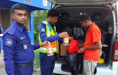 বনপাড়ায় মাইক্রোবাস তল্লাশী করে মদ সহ ৫ মাদকসেবী আটক