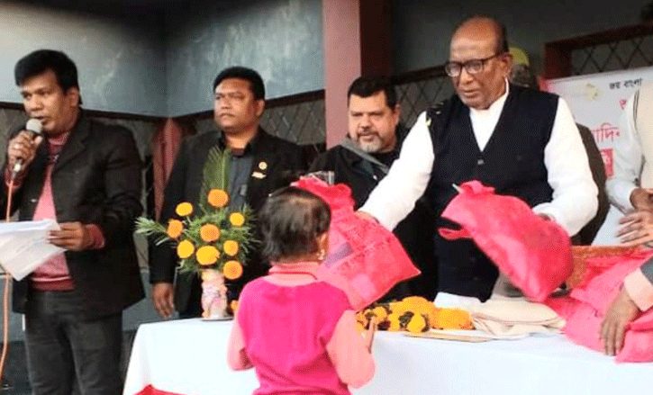 খ্রিস্টান আদিবাসী শিশুদের বড়দিনের পোশাক দিলেন এমপি কুদ্দুস