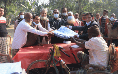 শীতার্তদের মাঝে এফবিসিসি আইয়ের পরিচালক পিটারের শীত বস্ত্র বিতরণ