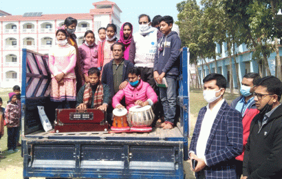 গুরুদাসপুরে প্রজম্মদের উদ্বুদ্ধ করতে ভ্রাম্যমাণ ট্রাকে একুশের গান