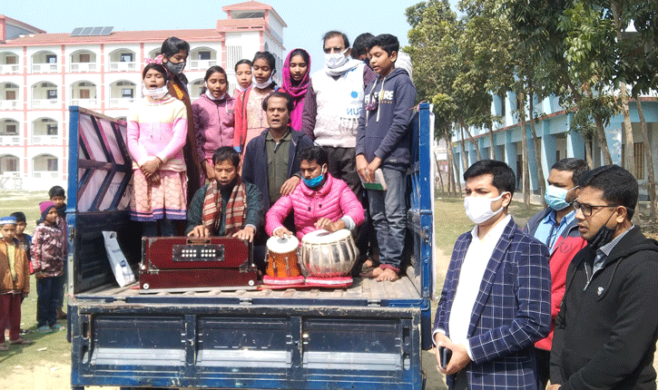 গুরুদাসপুরে প্রজম্মদের উদ্বুদ্ধ করতে ভ্রাম্যমাণ ট্রাকে একুশের গান