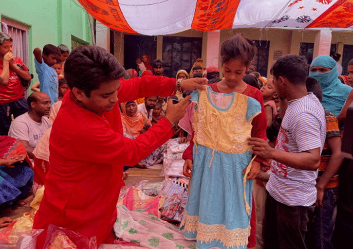 ছাত্রলীগ নেতা বাঁধন ছয়শ ছিন্নমুল কিশোর-কিশোরীকে নতুন পোষাক দিলেন