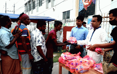 নাটোরের ডিসি রাস্তায় দাঁড়িয়ে দুস্থ ও রোজাদার পথচারিদের খাবার দিলেন