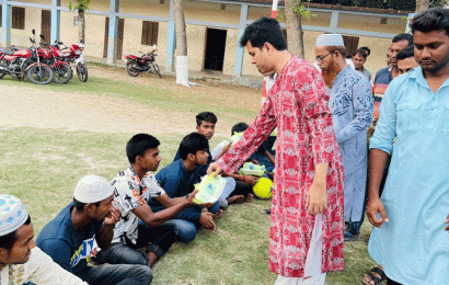 খেলোয়ারদের মাঝে ইফতারি বিতরণ করলেন ইউএনও