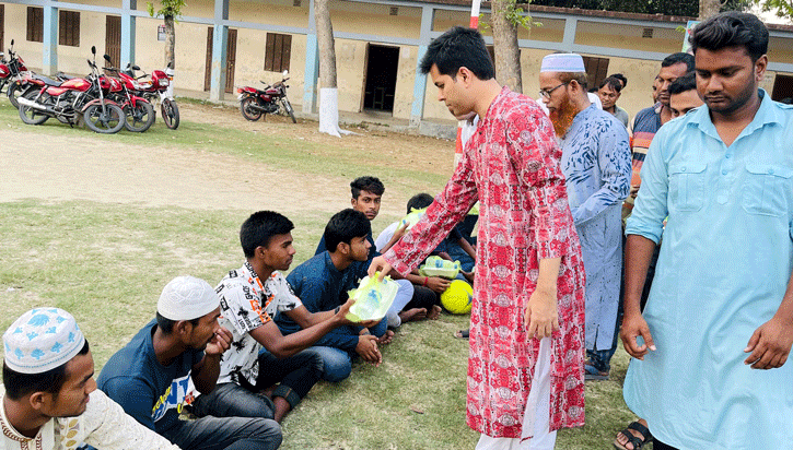 খেলোয়ারদের মাঝে ইফতারি বিতরণ করলেন ইউএনও